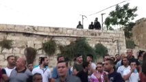 Israil Polisi Mescid-i Aksa'nın Kapısında Cemaate Müdahale Etti