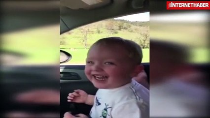 Deve kuşu küçük çocuğu gülme krizine soktu _ Sivrinet