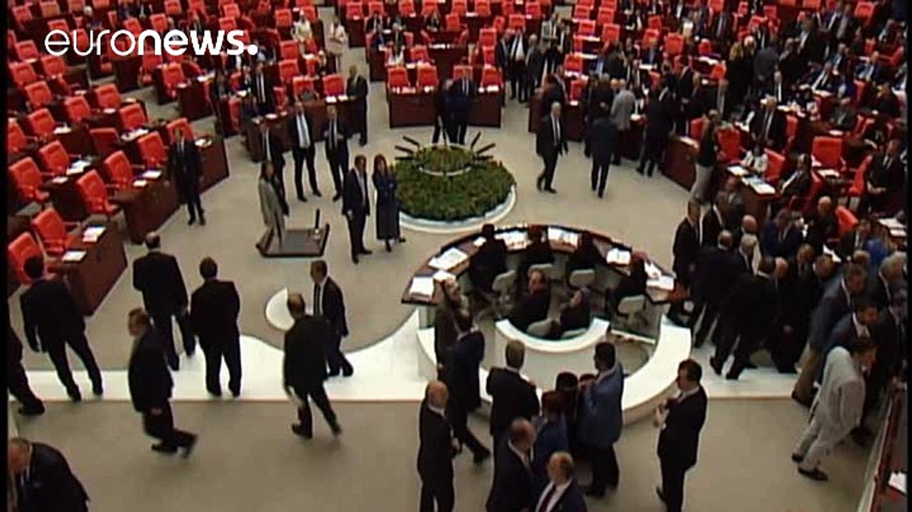 Il parlamento turco estende lo stato di emergenza per altri tre mesi