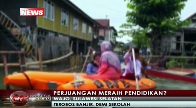 Siswa di Sulsel Nekat Terobos Banjir Demi Masuk Sekolah