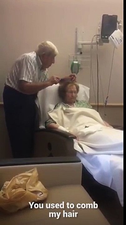 Hasta Eşinin Saçlarını Tarayan Amcamız