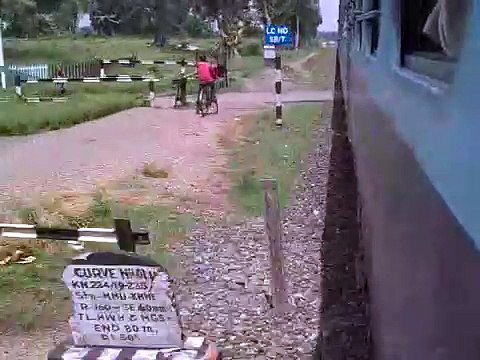 Black Diamond Express charging through Mugma Station at High Speed.3gp