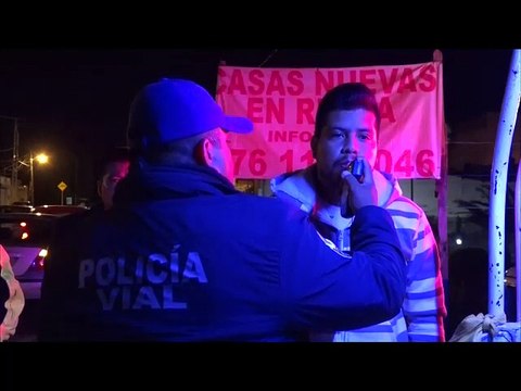 Un sacerdote pasado de copas, le recuerda el 10 de mayo a los agentes de transito, tras ser detenido en el Alcoholimetro