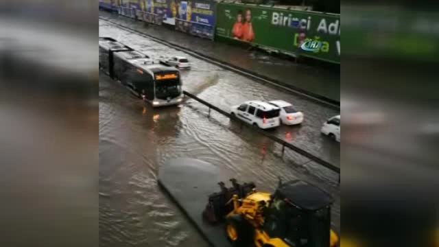 Metro Durakları ve Metrobüs Yolları Göle Döndü