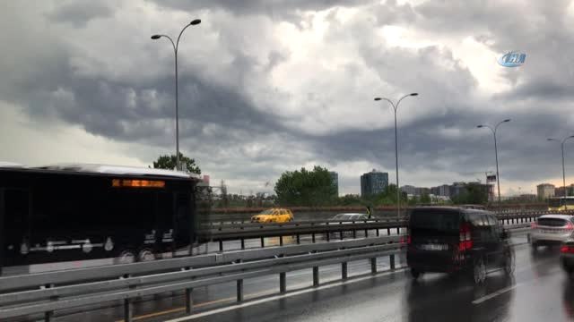Metro Durakları ve Metrobüs Yolları Göle Döndü