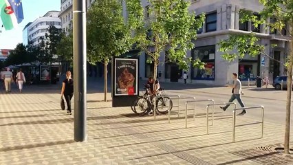 Un homme pris en flagrant délit de vol de vélo dans la rue