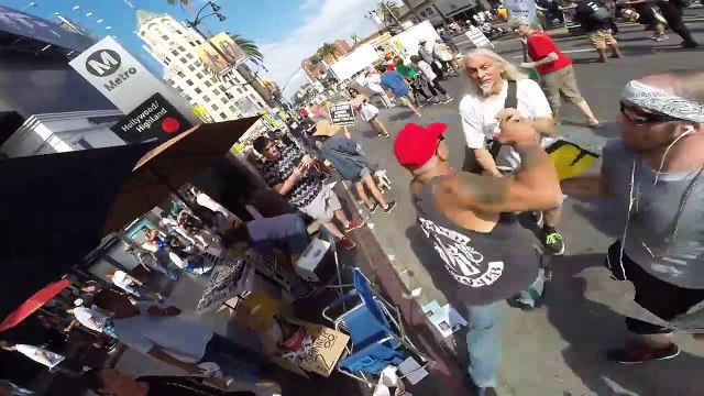 Une bagarre générale entre des supporters et des opposants de Donald Trump