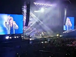 Céline Dion chante Allez l'OM pendant son concert au Vélodrome