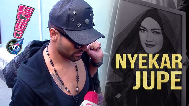 Nyekar ke Makam, Gaston Bawa Bunga Kesukaan Jupe - Cumicam 18 Juli 2017