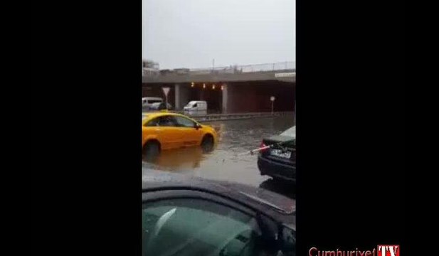 Vatandaş sel çilesini eğlenceye çevirdi: Alt geçitte 'balık tuttu'
