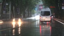Taksim'de Şiddetli Sağanak Yağmura Yakalananlar Zor Anlar Yaşadı