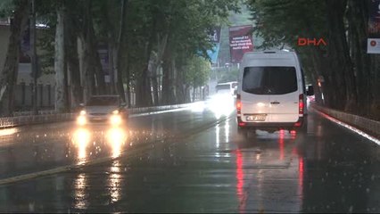 Taksim'de Şiddetli Sağanak Yağmura Yakalananlar Zor Anlar Yaşadı