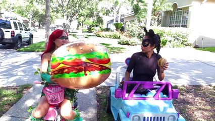 Catwoman & Poison Ivy Giant Hamburgers w/ Snow White, Baby Police