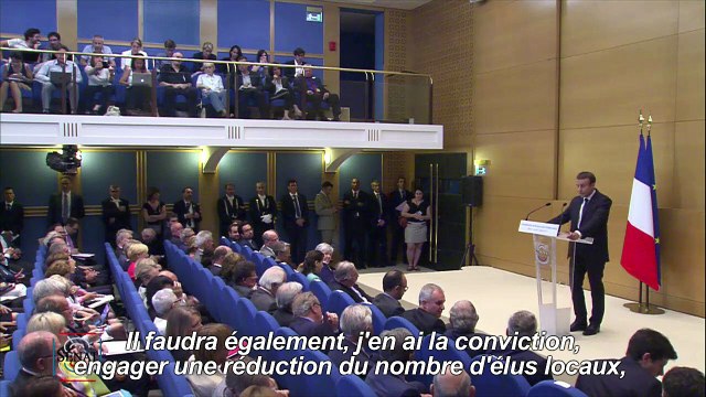 Collectivités : Macron veut moins d'élus locaux