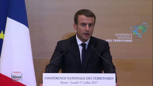 Collectivités : Macron veut moins d'élus locaux
