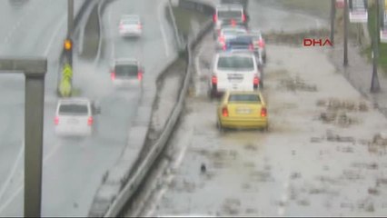 Merter D-100'ü Su Bastı Araçlar Yolda Kaldı