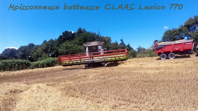 Moissonneuses-batteuses(chenille avant) Claas Lexion 770 filmée en Bretagne .