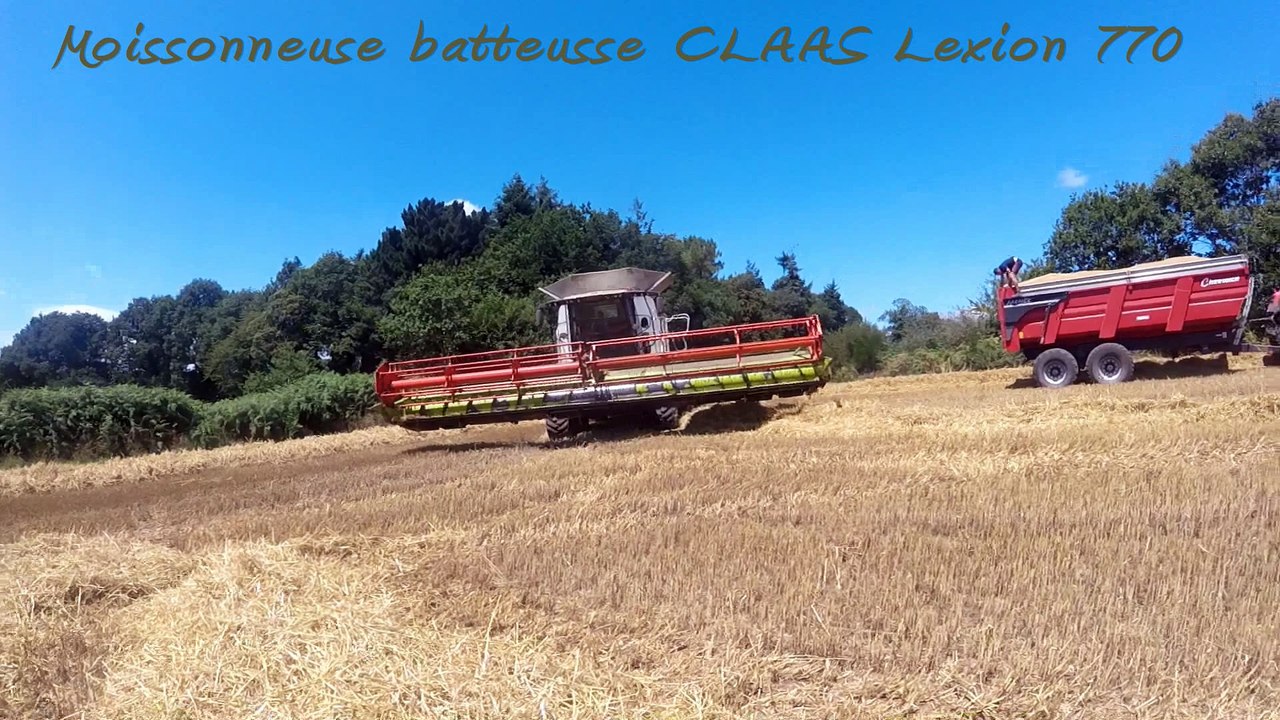 Moissonneuses-batteuses(chenille avant) Claas Lexion 770 filmée en Bretagne .