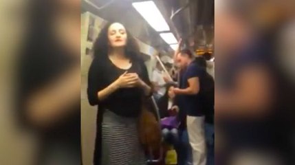 Une jeune femme fait chanter tout un wagon de métro !