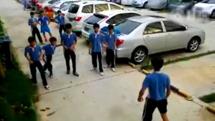 Un enfant maîtrise tout le monde