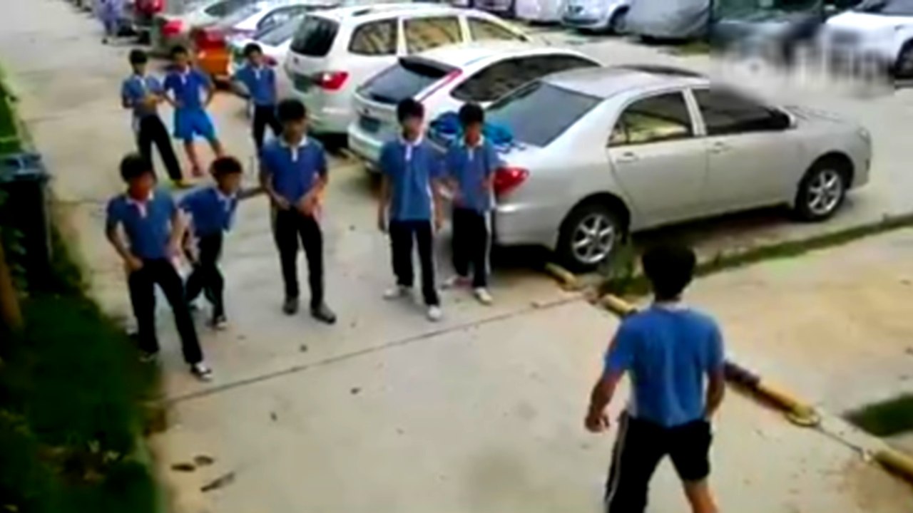 Un enfant maîtrise tout le monde