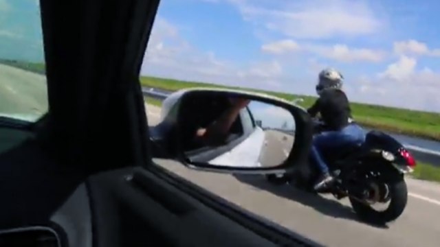 Une femme en moto troll deux hommes