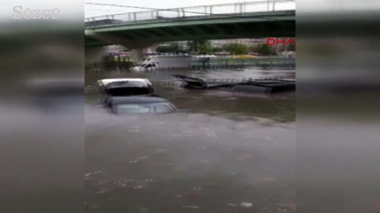Aksaray'da eski İSKİ önünde araçlar sular altında kaldı