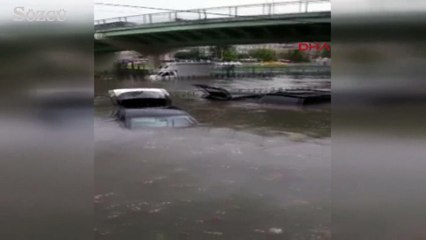Aksaray'da eski İSKİ önünde araçlar sular altında kaldı