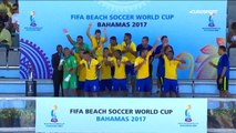 احتفالات راقصة للاعبي منتخب البرازيل بعد فوزهم بكأس العالم للكرة الشاطئية 2017