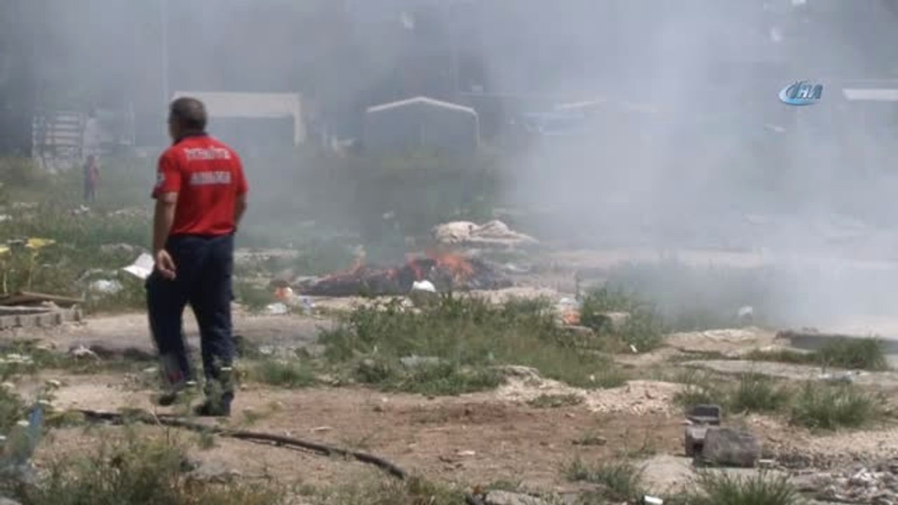 Suriyeliler Çadırlarını Yakıp Taşındı