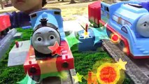 Y amigos estupendo Niños jugando carrera hablando el juguete trenes Thomas 37 |