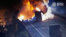 杭州杭新景高速公路兩輛貨車碰撞後，發生猛烈爆炸
