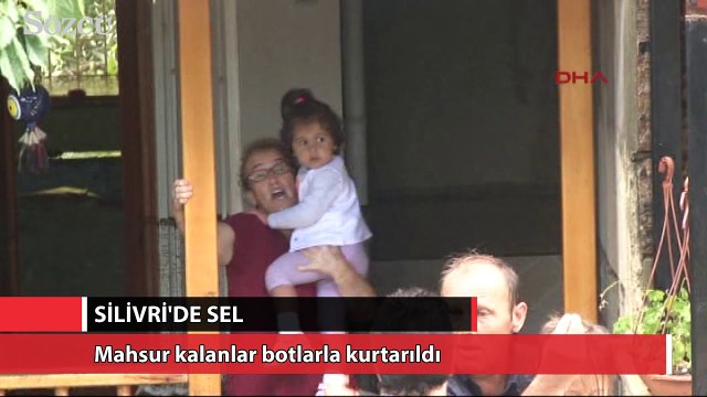 Silivri'de selde mahsur kalanlar botlarla kurtarıldı