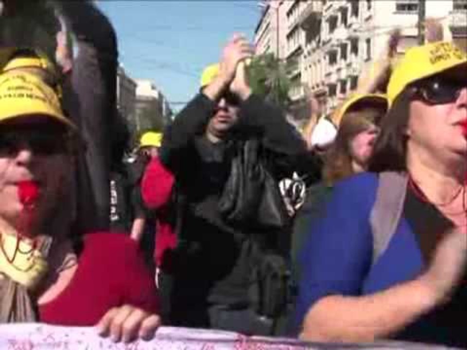 PROTESTA NE GREQI NJE I VDEKUR DHE DISA TE PLAGOSUR NE RRUGET E ATHINES LAJM
