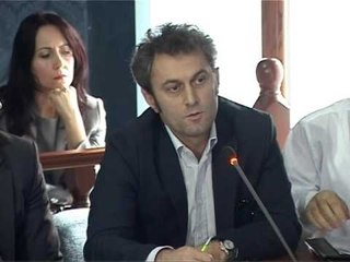 KOMISIONI I SIGURISE KALON VETEM ME VOTAT E MAZHORANCES DRAFTI PER SHIU LAJM