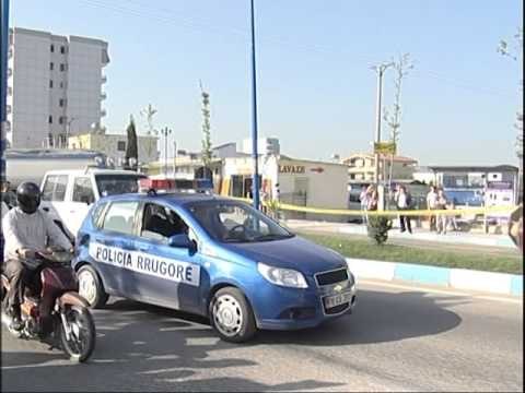 TERROR NE KAMEZ QELLOJNE ME ARME MBI POLICINE NE PRANGA 15 PERSONA LAJM