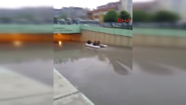 Bahçelievler Kocasinanda Alt Geçitte Mahsur Kalanlar Botlarla Kurtarıldı