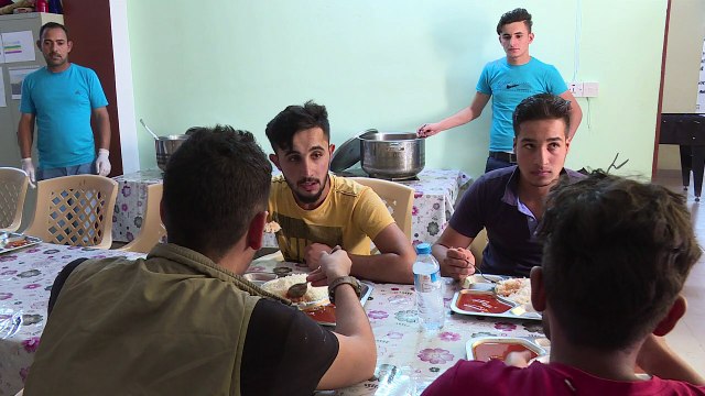 أطفال ينتظرون أهاليهم قرب الموصل بعدما فرقتهم الحرب