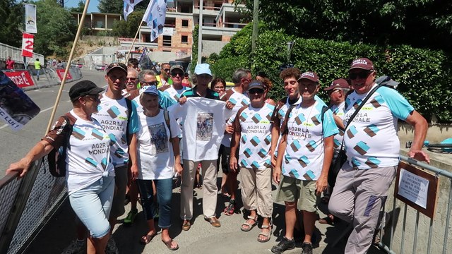 Tour de France/ Romans-sur-Isère : les supporters du fan club de Pierre-Roger Latour sont en place