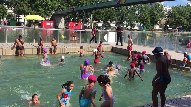 À Paris, le bassin de la Villette accueille ses premiers baigneurs