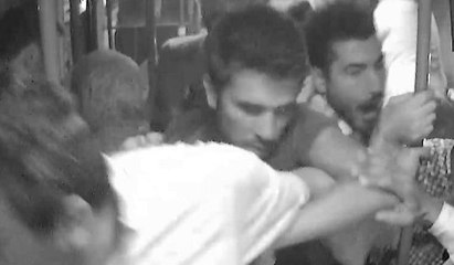 Halk otobüsünde 'kız arkadaşıma baktın!' kavgası kamerada