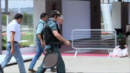 Villar entra la sede de la RFEF escoltado por la Guardia Civil