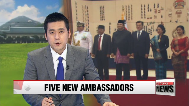 S. Korean president greets five new foreign envoys in Seoul