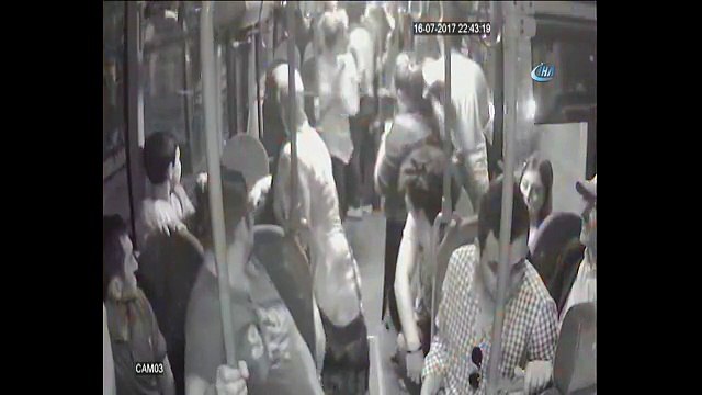 Halk otobüsü savaş alanına döndü...Tekmeler, yumruklar havada uçuştu