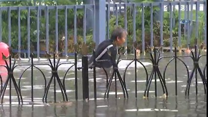 İstanbul'da Vatandaş İşe Yüzerek Gitti