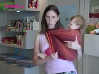 Porter bébé en écharpe sur le côté