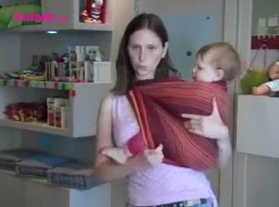 Porter bébé en écharpe sur le côté