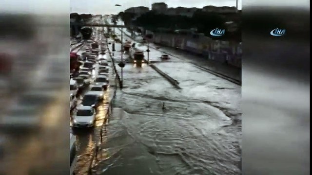 Metro Durakları ve Metrobüs Yolları Göle Döndü