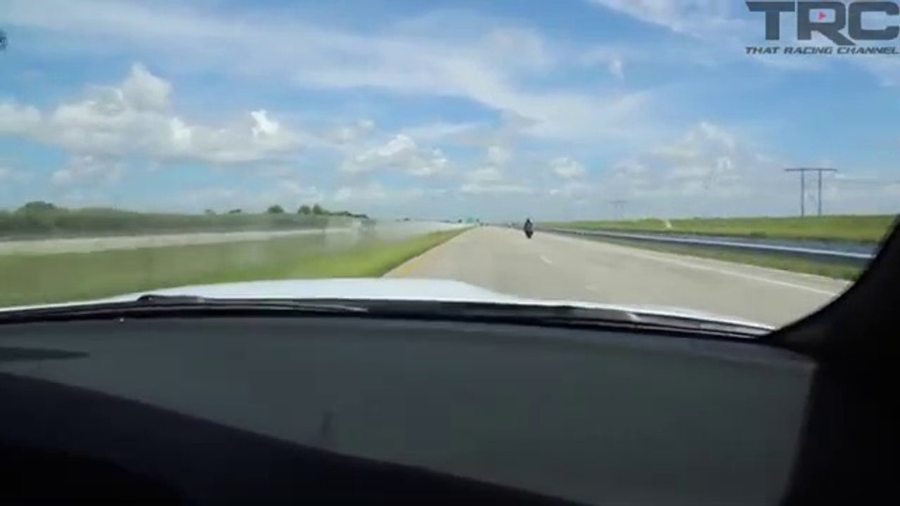 Ils se font doubler à toute vitesse par une femme motard et ne s'y attendaient pas...