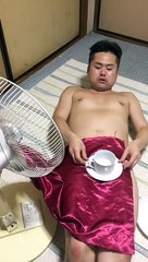 Il ose faire un tour avec une tasse et une nappe !!